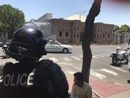 Polizia fuori dal Parlamento iraniano