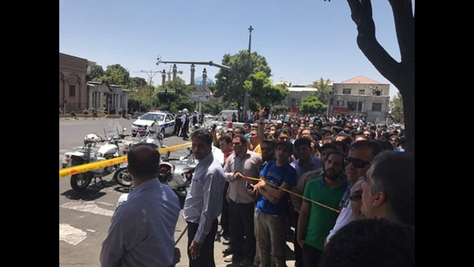 Iran attacco al parlamento, la polizia effettua i sopralluoghi (Afp)