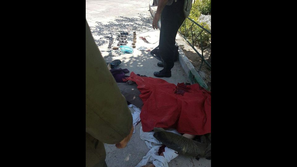 Il bilancio complessivo &egrave; di almeno 12 morti e 39 feriti. Gli attacchi sono stati rivendicati dall'Isis.&nbsp;