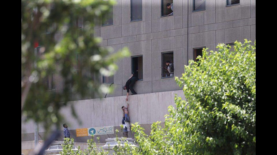 Teheran sotto attacco. Al Parlamento sono entrati in azione almeno quattro uomini vestiti da donna: alcuni armati di fucili d'assalto.