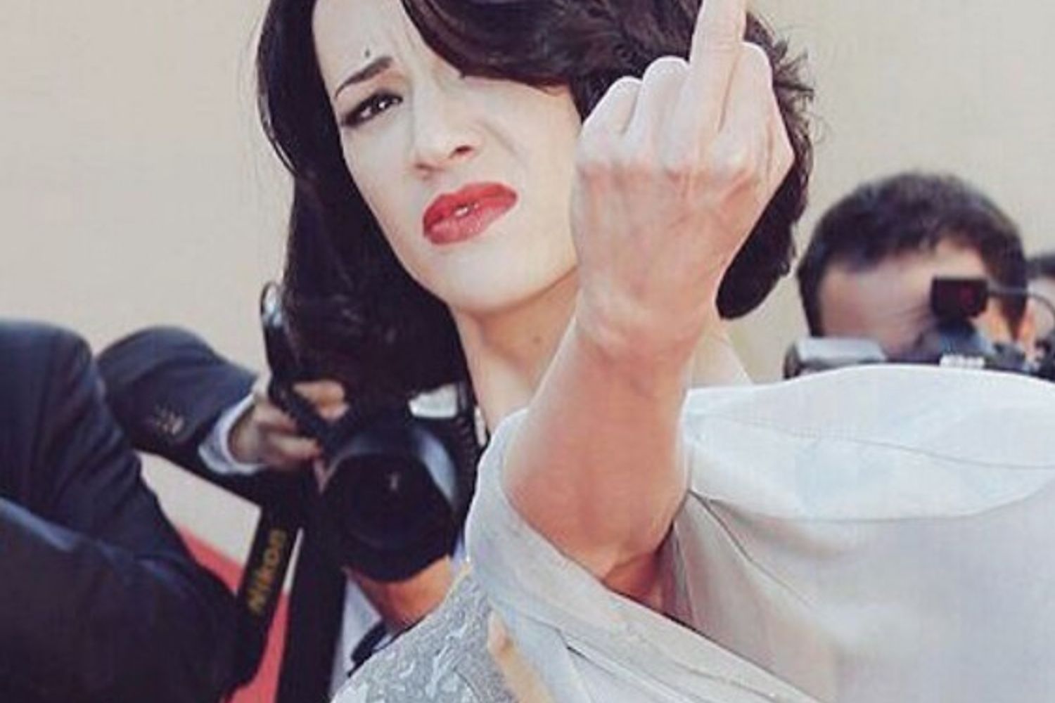 Asia Argento, musa del pap&agrave; Dario, &egrave; famosa per i suoi clamorosi colpi di testa. Dal provocatorio servizio con Morgan al bacio al rottweiler su set del film di Abel Ferrara, passando per il dito medio a Cannes, le scene di sesso con Selen e il bacio con Alessia Marcuzzi.