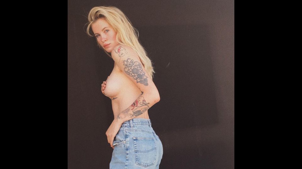 Ireland Basinger-Baldwin, la figlia 21enne di Kim Basinger e Alec Baldwin, non si fa scrupoli a postare sul suo profilo Instagram foto che non lasciano molto spazio all'immaginazione. Con l'ultima la ragazza, che somiglia molto alla madre, compare in topless con una mano sul seno. Il Messaggio dell'immagine &egrave; chiaro: &quot;Non mi vergogno del mio corpo&quot;. Questo concetto la bionda lo aveva gi&agrave; ribadito in un&rsquo;altra foto pubblicata sempre su Instagram con la didascalia: &quot;Questa &egrave; quella che sono, prendere o lasciare. Non ho intenzione di passare il tempo a &ldquo;photoshoppare&rdquo; i miei scatti per apparire pi&ugrave; bianca e pi&ugrave; magra. Nessuno mi ha detto che mi sono rovinata con i tatuaggi. Voglio essere il pi&ugrave; reale possibile. Amo le mie curve e i miei tatuaggi&quot;.&nbsp;