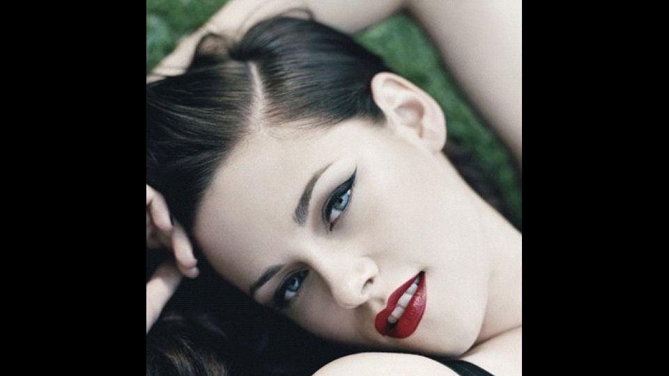 Kristen Stewart, figlia del manager e produttore televisivo John Stewart e della sceneggiatrice Jules Stewart, non manca mai di far parlare della sua vita privata , ricca di scandali e gossip.  Prima c&rsquo;&egrave; stata la relazione con il collega Robert Pattinson, conosciuto sul set di Twilight, finita a causa di un tradimento dell&rsquo;attrice con il regista Rupert Sanders. Ma la loro relazione dur&ograve; poco. In seguito l&rsquo;attrice ha dichiarato di essere bisessuale.