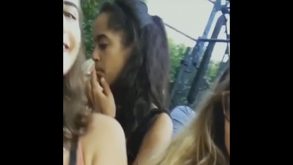 E' di un anno fa (agosto 2016) la foto che ha fatto infuriare pap&agrave; Barack. Malia Obama &egrave; stata beccata a fumare uno 'spinello'  al Lollapalooza, un festival musicale.