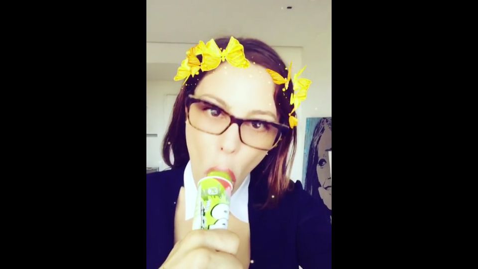 Naike Rivelli non smette mai di provocare i suoi fan sui social. Pubblica spesso foto di lei nuda o post dai contenuti  equivoci. Nell'ultimo video su Instagram, la figlia di Ornella Muti ha pensato di attirare l'attenzione con la simulazione di un rapporto orale usando  un ghiacciolo calippo. E poi ha detto: &ldquo;Chi lo vince il pene d&rsquo;oro?&rdquo;, alludendo al Tapiro di Striscia La Notizia.&nbsp;