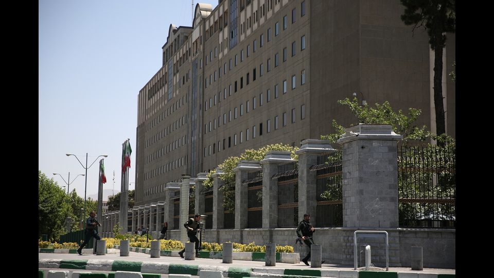 &nbsp;Iran, la polizia circonda l'edificio del parlamento (Afp)