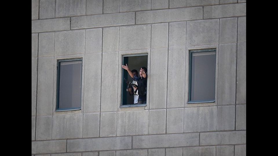&nbsp;Iran, attacco al parlamento. I terroristi sparano dalla finestra (Afp)