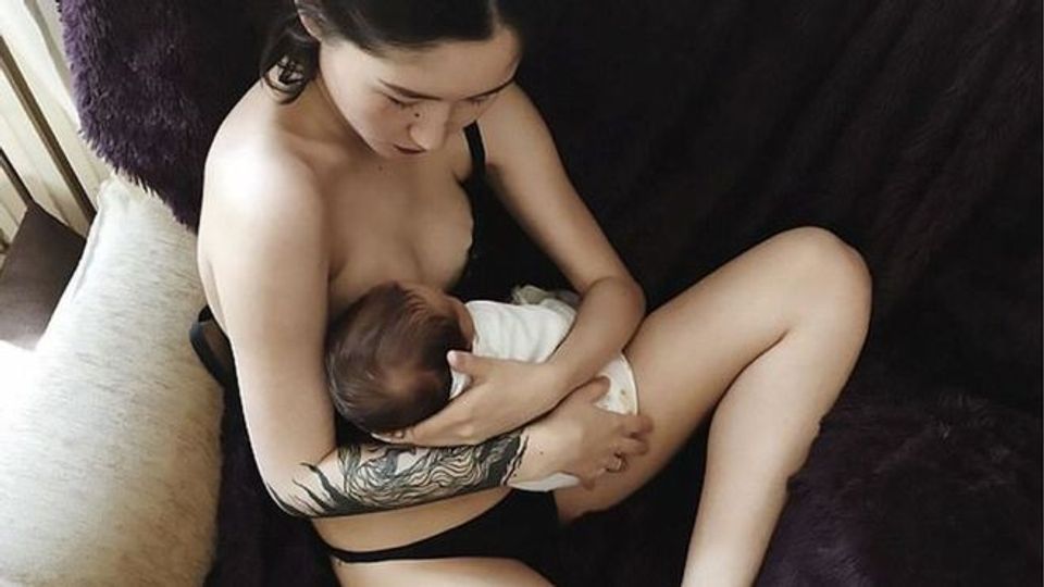 Aliya Shagiyeva, la ventenne figlia del presidente del Kirghizistanl, ha sfidato la tradizione oscurantista del piccolo Paese dell&rsquo;Asia centrale,  dove su sei milioni di abitanti il 70% sono musulmani, con un post su Instagram in cui appare seminuda nel momento dell&rsquo;allattamento.&nbsp;