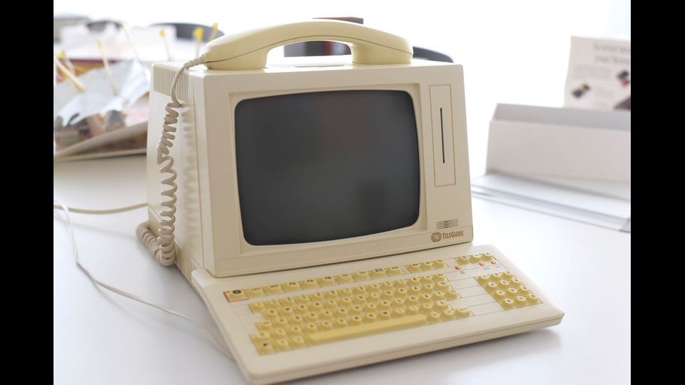 &nbsp;Questo strano incrocio tra un primo computer Apple e un telefono a cornetta ebbe pochi anni di vita tra il 1991 e il 1993 e si potrebbe considerare come una sorta di tentativo di creare una rete simile a Internet.Integrava le possibilit&agrave; di inviare email e tenere una rubrica telematica di contatti con quella di parlare al telefono.&nbsp;