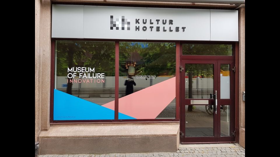 Dimenticate i capolavori, le innovazioni di successo e le intuizioni rivoluzionarie: anche i fallimenti sono da celebrare. E per questo &egrave; nato il museo dei fallimenti di Helsingborg, in Svezia. Ha aperto i battenti e si concentra sui prodotti commerciali di maggior insuccesso.La filosofia dietro il progetto, come spiegava anche Riccardo Luna, &egrave; quella di dimostrare che i fallimenti non sono che delle tappe verso il successo.&nbsp;