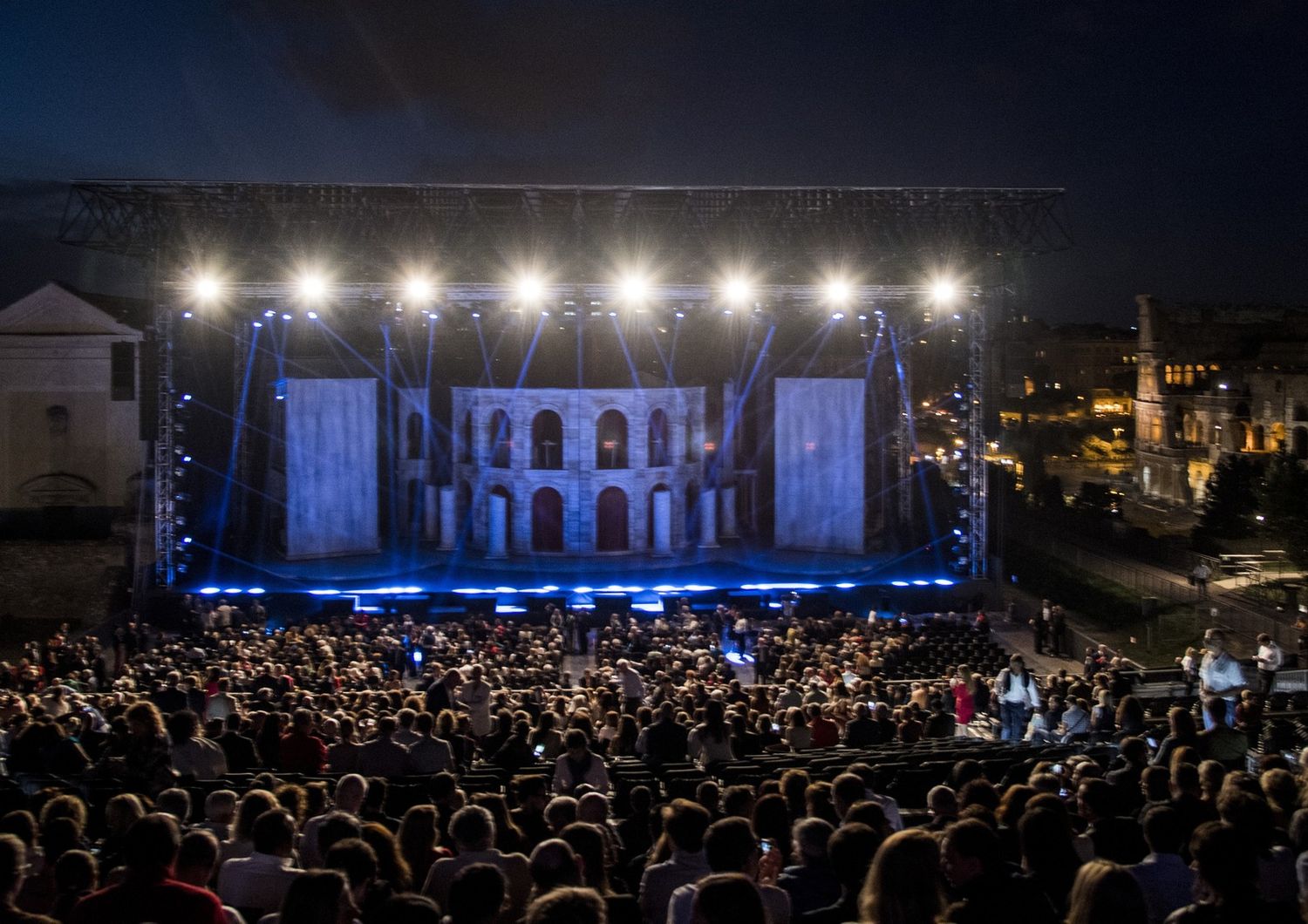 Presentazione del nuovo spettacolo Divo Nerone Opera Rock. Nella foto il palco e il pubblico, sulla destra il Colosseo (agf)&nbsp;