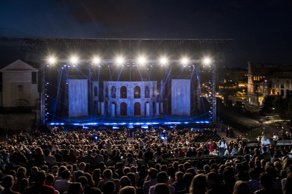 Presentazione del nuovo spettacolo Divo Nerone Opera Rock. Nella foto il palco e il pubblico, sulla destra il Colosseo (agf)&nbsp;