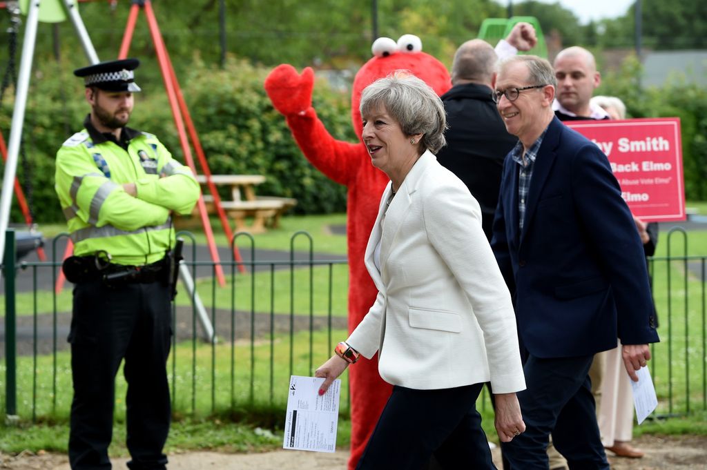 Theresa May e il marito Philip arrivano al seggio elettorale a&nbsp;Maidenhead
