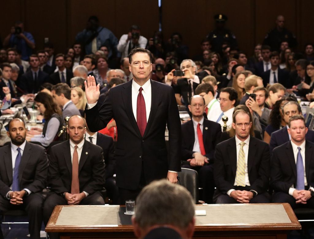 James Comey giura prima della testimonianza in Senato