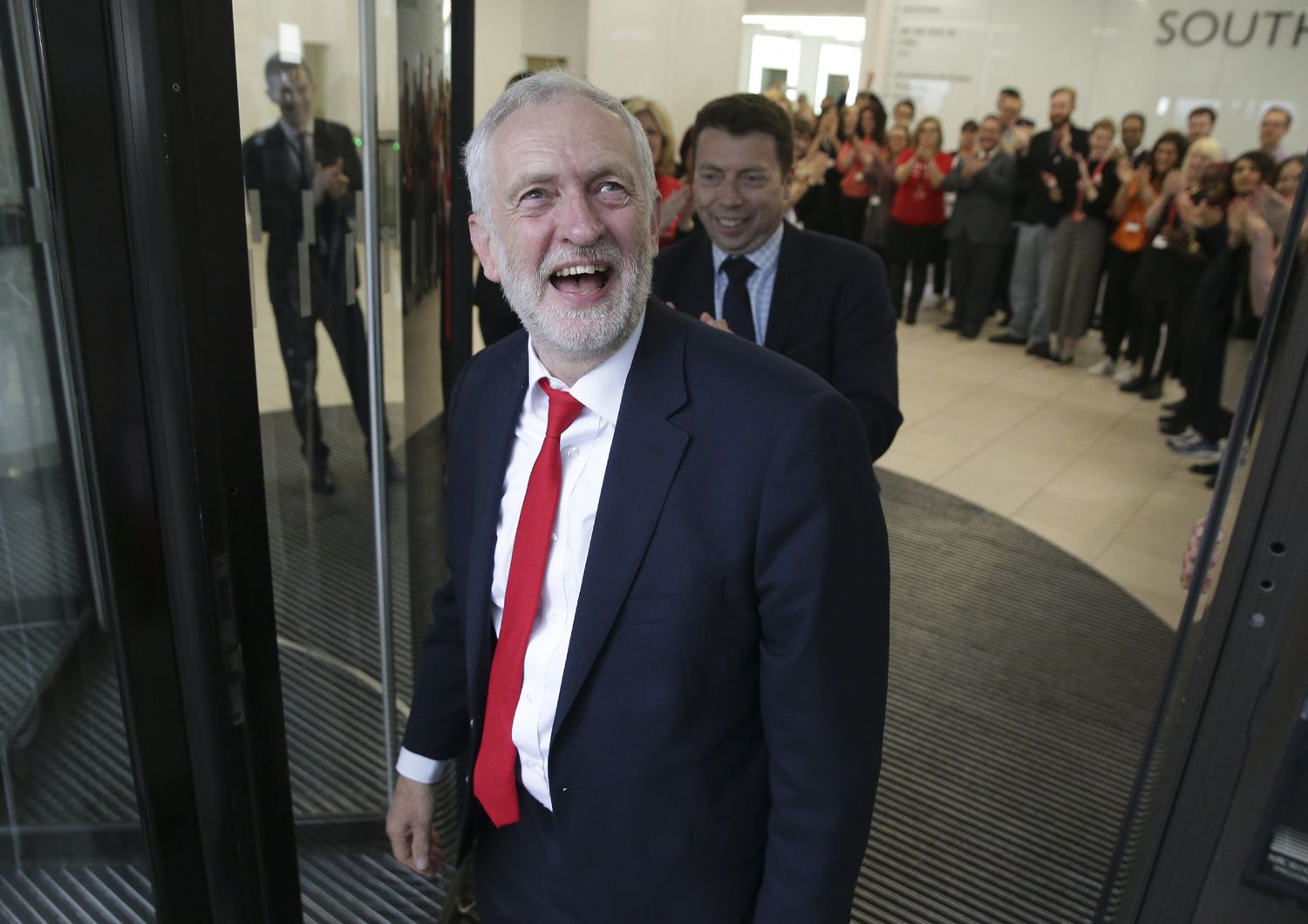 &nbsp;Jeremy Corbyn arriva al quartier generale del partito