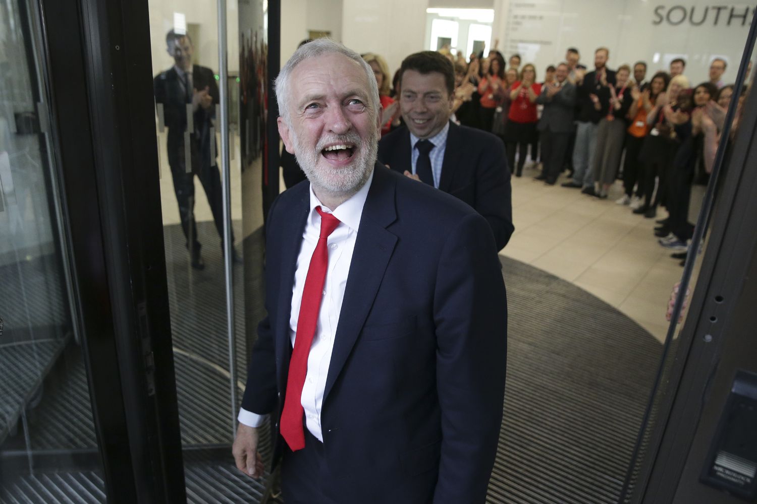 &nbsp;Jeremy Corbyn arriva al quartier generale del partito