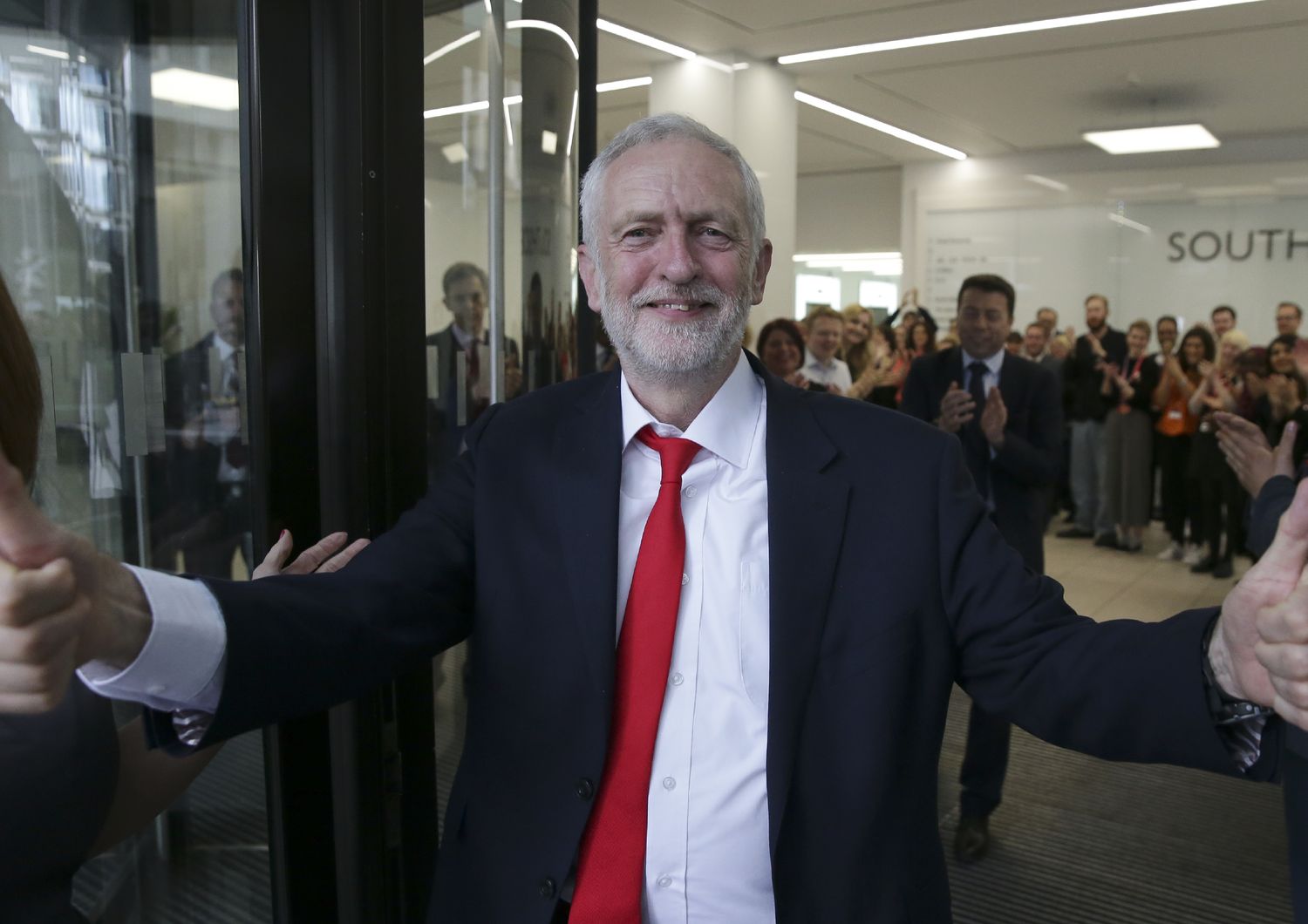 &nbsp; Jeremy Corbyn gives festeggia la vittoria presso la sede del partito laburista&nbsp;