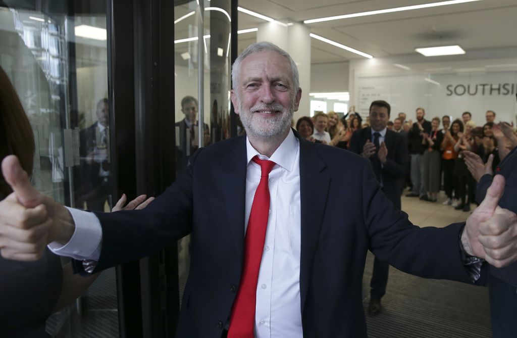 &nbsp; Jeremy Corbyn festeggia la vittoria presso la sede del partito laburista&nbsp;