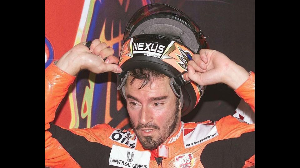 &quot;Le condizioni generali del paziente sono stazionarie - rende noto il San Camillo -. I parametri vitali sono al momento soddisfacenti, con un adeguato controllo della sintomatologia dolorosa&quot;. (nella foto: Max Biaggi indossa il casco dopo le prove di qualificazione al French motorcycling 500cc grand prix, 30 maggio 1998)