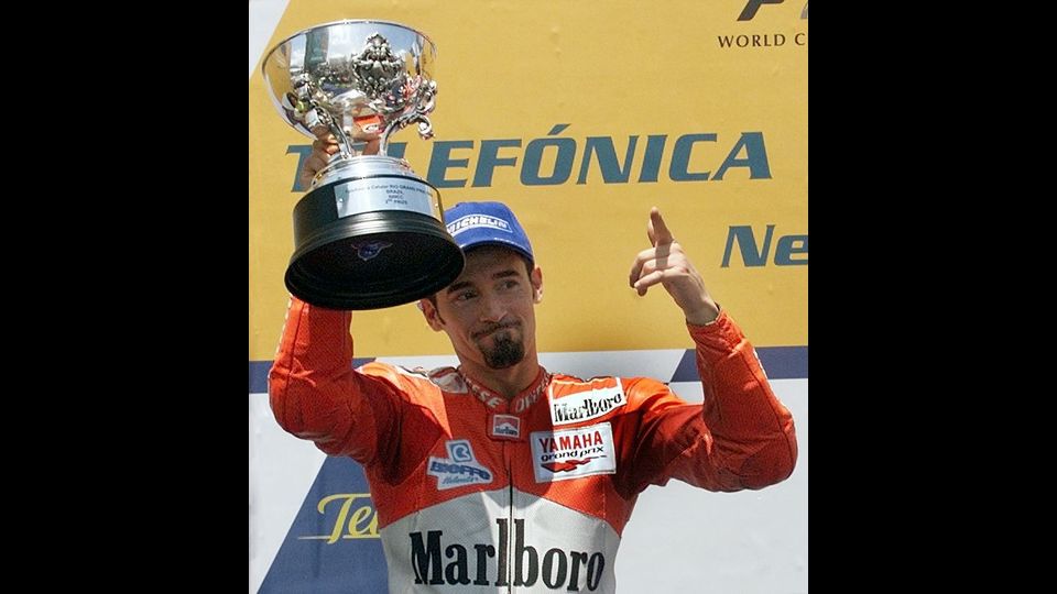 &quot;La prognosi rimane pertanto riservata. Il paziente &egrave; molto collaborante e partecipa attivamente alla fisioterapia respiratoria&quot;, conclude il bollettino del San Camillo.(nella foto: Max Biaggi della Yamaha Marlboro esibisce la coppa per il secondo posto al Gran Prix del Brasile, 24 ottobre 1999&nbsp;