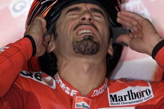 Le condizioni di Max Biaggi, caduto sul circuito del Sagittario a Latina venerd&igrave; 9 giugno e trasferito in eliambulanza al San Camillo di Roma, sono stazionarie. Lo rende noto la direzione aziendale dell'ospedale (nella foto: Max Biaggi indossa il casco prima della seconda prova di qualificazione al Gran Prix in Australia, 28 ottobre 2000)