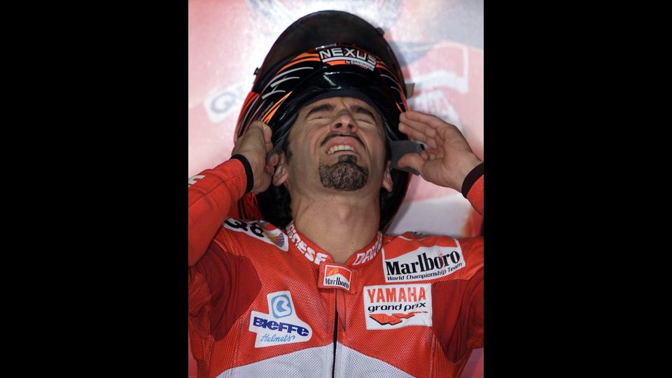 Le condizioni di Max Biaggi, caduto sul circuito del Sagittario a Latina venerd&igrave; 9 giugno e trasferito in eliambulanza al San Camillo di Roma, sono stazionarie. Lo rende noto la direzione aziendale dell'ospedale (nella foto: Max Biaggi indossa il casco prima della seconda prova di qualificazione al Gran Prix in Australia, 28 ottobre 2000)