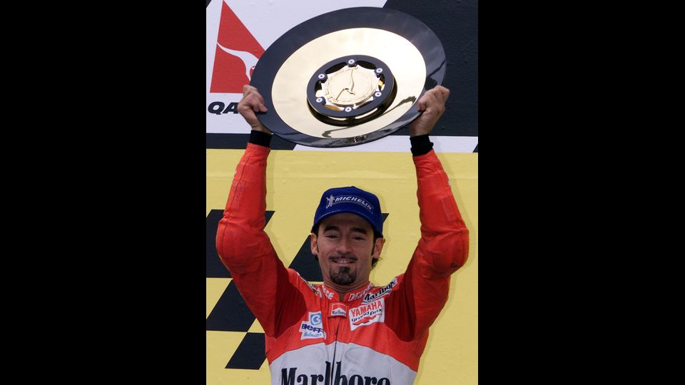 &nbsp;Max Biaggi esibisce il trofeo vinto con la sua Yamaha al Gran Prix in Australia, 29 ottobre 2000&nbsp;