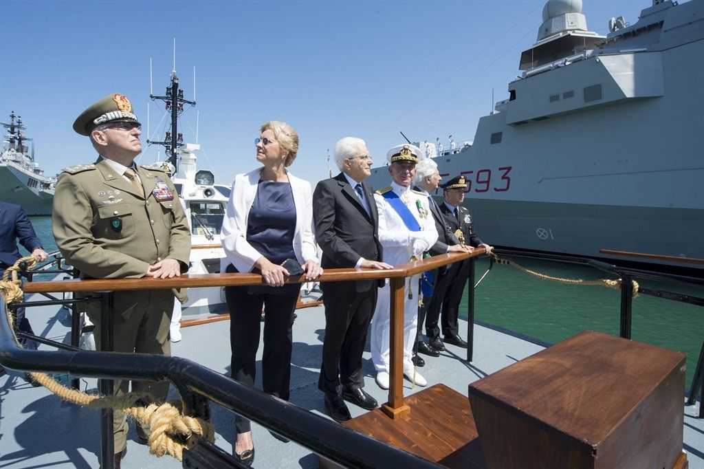 Il Presidente Sergio Mattarella con la Ministra della Difesa, Roberta Pinotti, il Capo di Stato Maggiore della Difesa, Claudio Graziano, e il Capo di Stato Maggiore della Marina, Valter Girardelli in occasione della Festa della Marina&nbsp;