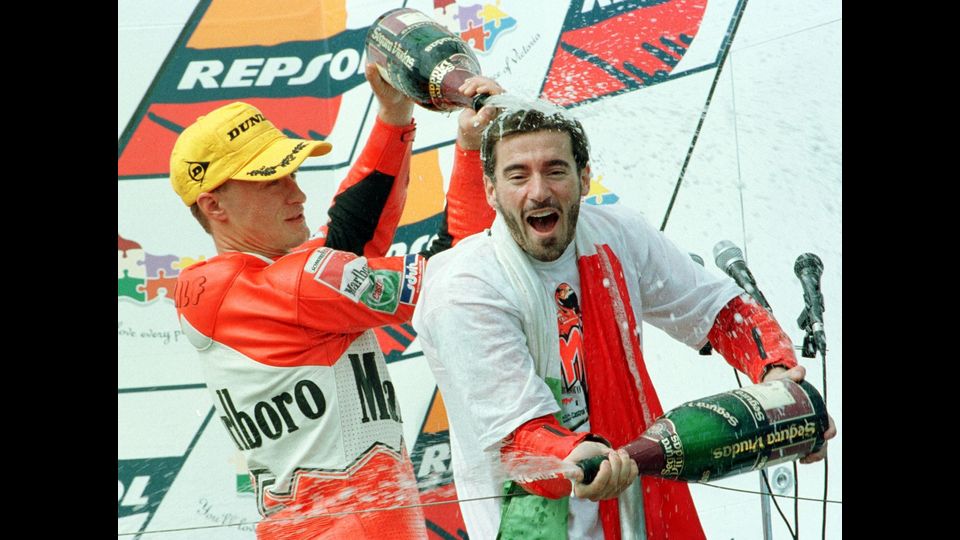 &nbsp;Max Biaggi festeggia la vittoria dell'Australian 250cc Motorcycle Grand Prix con Ralf Waldmann a Phillip Island, 5 ottobre 1997