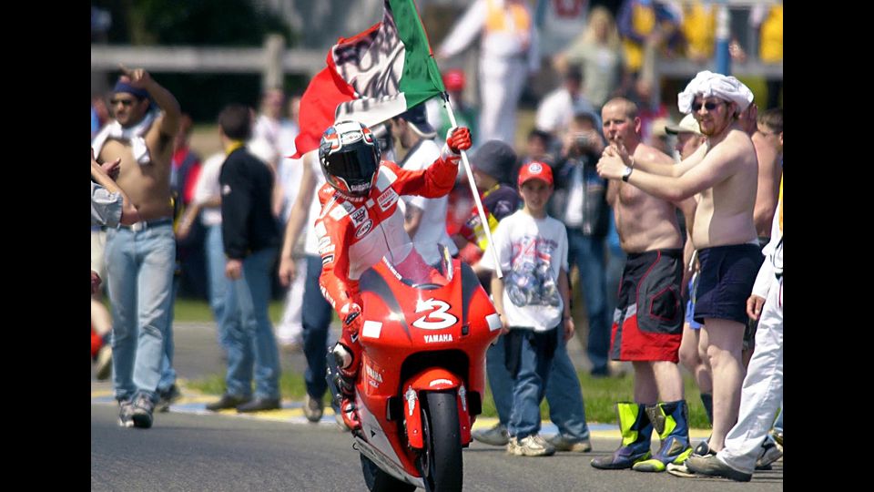 &nbsp;Max Biaggi effettua un giro della pista con la bandiera italiana dopo aver vinto il Gran Prix di Francia, 20 maggio 2001&nbsp;