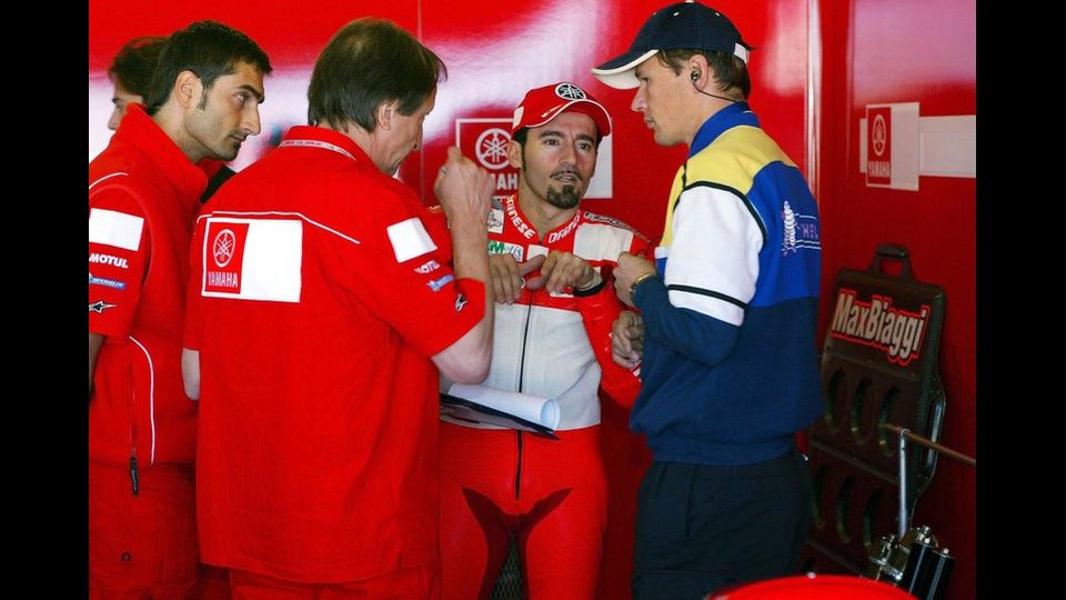 La direzione sanitaria del San Camillo fa poi sapere che &quot;Max Biaggi rimane in terapia intensiva perch&eacute; il trauma sub&igrave;to &egrave; potenzialmente evolutivo e richiede un adeguato monitoraggio&quot;.&nbsp;(nella foto: Max Biaggi parla con i compagni di squadra al Gran Prix in Sudafrica, 20 aprile 2002)