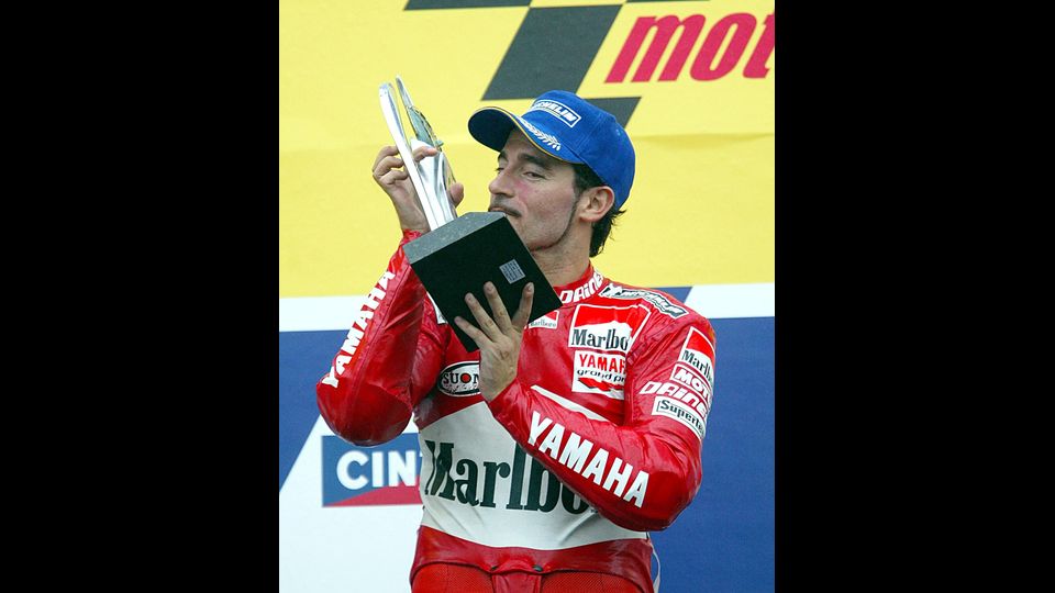 Max Biaggi mostra il trofeo per il suo secondo posto al Moto GP di Rio, 21 settembre 2002&nbsp;