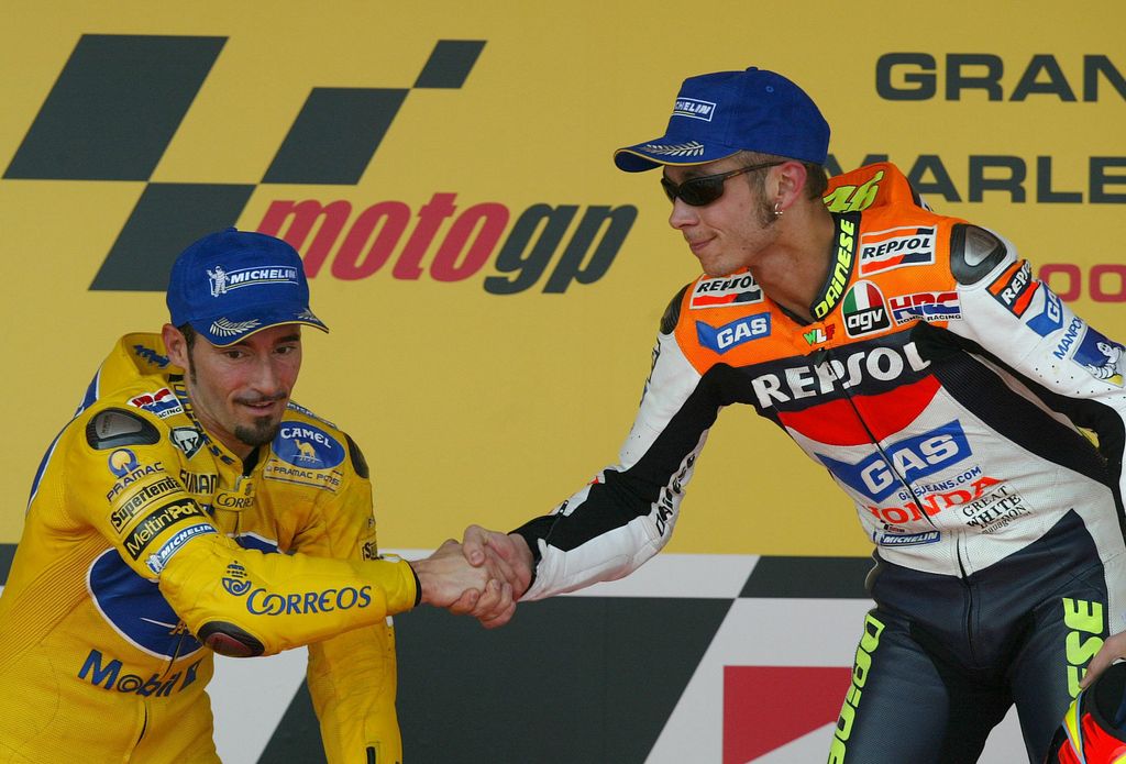 Valentino Rossi stringe la mano a Max Biaggi sul podio a Jerez, 11 maggio 2003&nbsp;