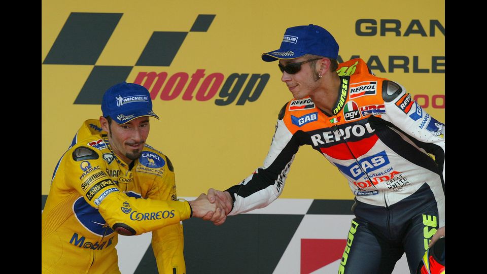 Valentino Rossi stringe la mano a Max Biaggi sul podio a Jerez, 11 maggio 2003&nbsp;