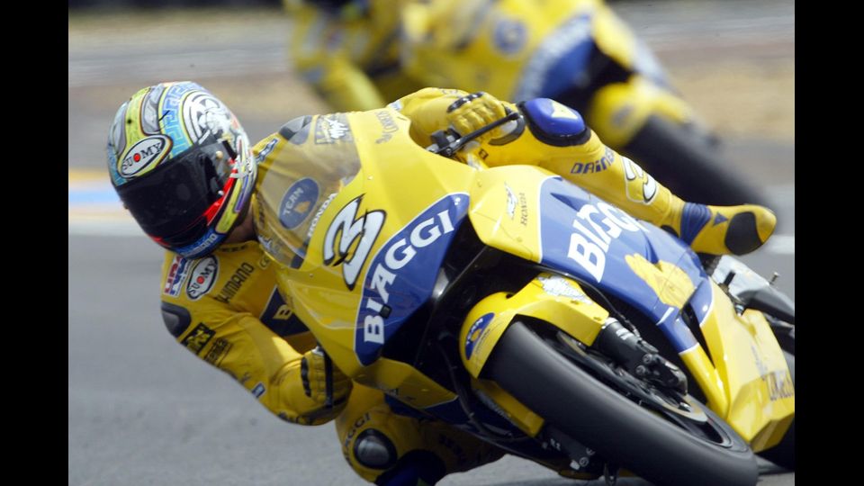 Max Biaggi durante la prima sessione di prove libere sul circuito Bugatti, a Le Mans, 14 maggio 2004&nbsp;