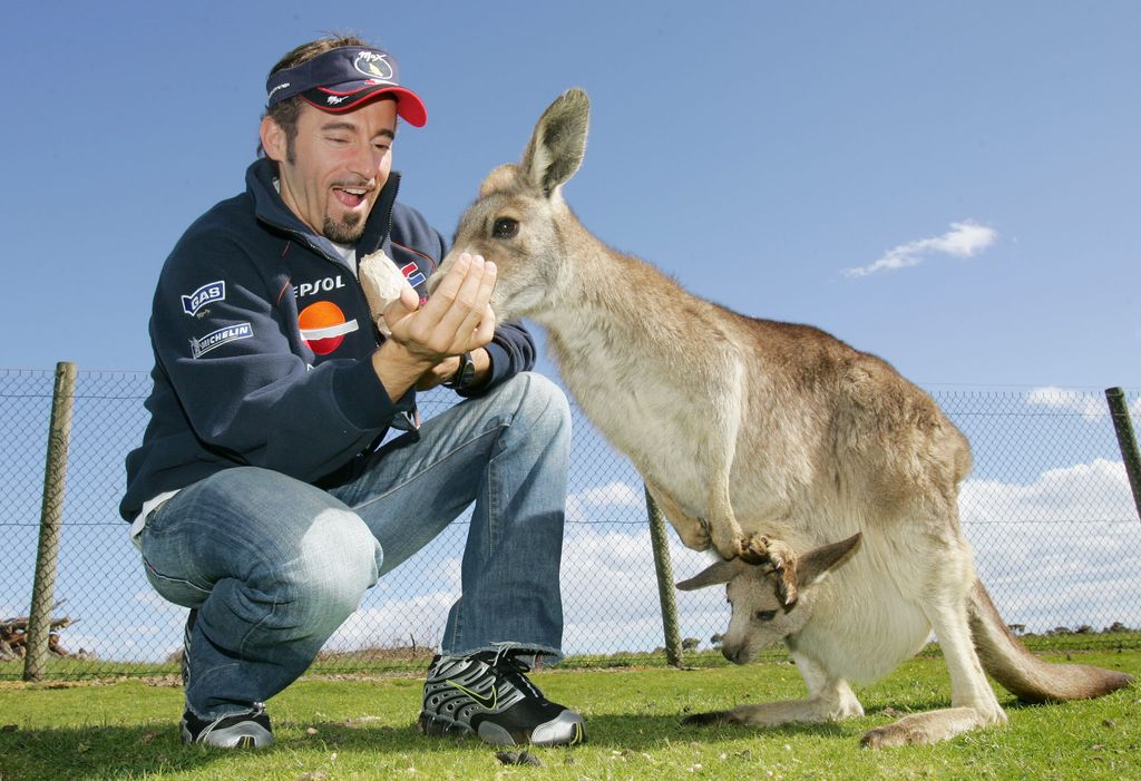 Max Biaggi nutre un canguro prima del Gran Premio australiano del 2005