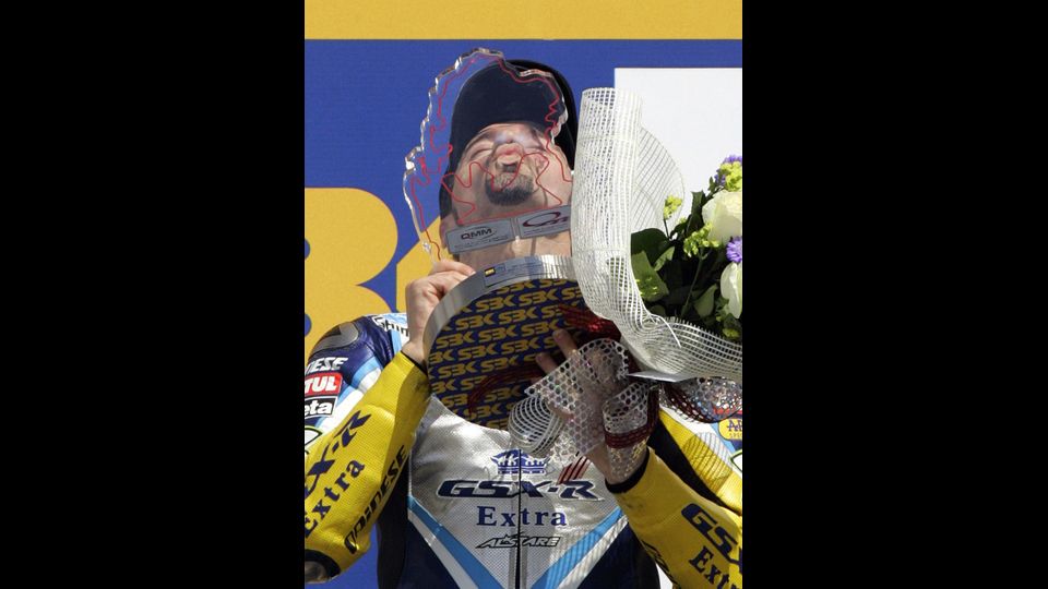 Max Biaggi bacia il suo trofeo sul podio al Campionato Mondiale Superbike al circuito di Losail, vicino a Doha, 24 febbraio 2007 &nbsp;