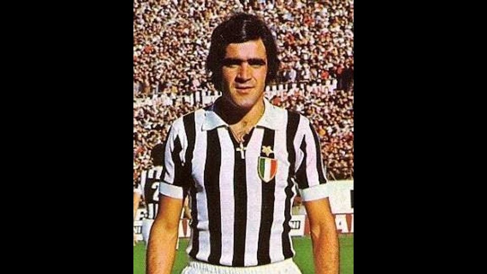 C'&egrave; anche l'ex calciatore della Juventus Antonello Cuccureddu fra le cinque persone coinvolte in un'indagine dei carabinieri del &nbsp;Nucleo operativo ecologico di Sassari sulla gara per la concessione del campo di calcio, con annessa pista di atletica, della zona sportiva di Maria Pia, ad Alghero. All'ex campione, presidente dell'associazione sportiva dilettantistica &quot;Asp Antonello Cuccureddu&quot; che si era aggiudicata la gestione dell'impianto comunale per sei anni, &egrave; stato imposto il divieto di dimora nel territorio di Alghero. Turbativa d'asta, falso ideologico e materiale sono i reati contestati, a vario titolo, ai cinque indagati, tre dei quali sono stati arrestati.Antonello Cuccureddu, nato ad Alghero il 4 ottobre 1949 da una famiglia di umili origini, inizi&ograve; a giocare a pallone molto giovane grazie al padre che presiedeva una piccola formazione amatoriale della citt&agrave; sarda. Calciatore molto eclettico, &egrave; stato impiegato come jolly di difesa e centrocampo, anche se le sue cose migliori le fece da terzino. Arrivato alla Juventus nel 1969 vi rest&ograve; fino al 1981.