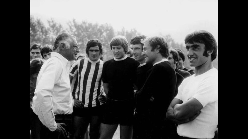 Antonello Cuccureddu con l'avvocato Gianni Agnelli in visita alla sua squadra