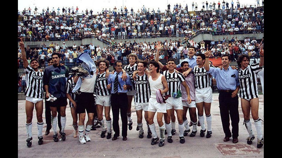 Antonello Cuccureddu, allenatore della Juventus Primavera festeggia con i suoi ragazzi la vittoria del campionato 1993-1994 &nbsp;