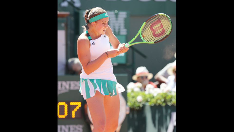 La lettone Jelena Ostapenko ha battuto la romena Simona Halep alla finale di tennis al Roland Garros, Parigi.