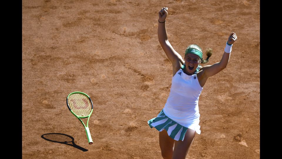 Il Trionfo della Ostapenko che ha battuto Simona Halep &nbsp;alla finale di tennis al Roland Garros, Parigi.