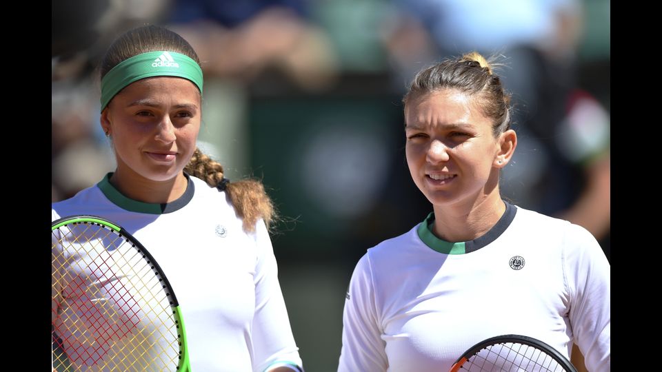 La lettone Jelena Ostapenko e Simona Halep, Romania. Finale del torneo Roland Garros, Parigi &nbsp;
