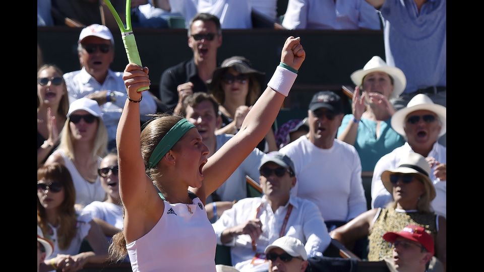 La lettone Jelena Ostapenko ha battuto la romena Simona Halep alla finale di tennis al Roland Garros, Parigi.