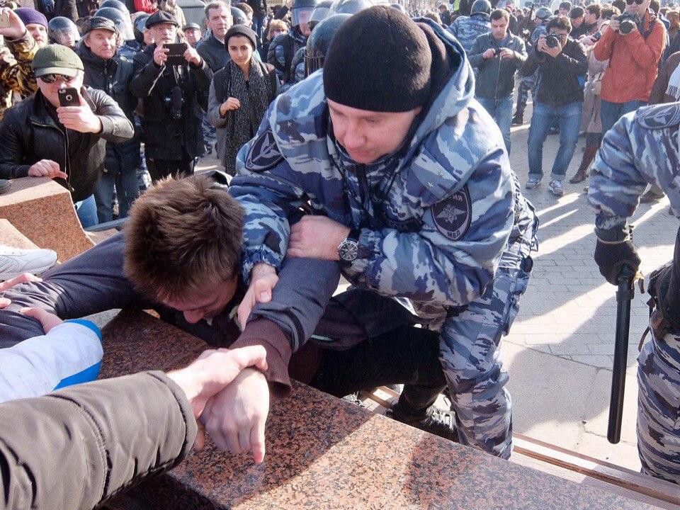 &nbsp;Yuri Mikhailovich, 20 anni, mentre viene arrestato: rischia una multa di 10.000 rubli