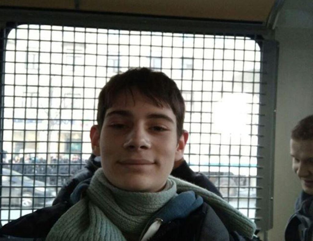 Mikhail Samin, 17 anni, fermato dalla polizia a Mosca mentre partecipava alla protesta