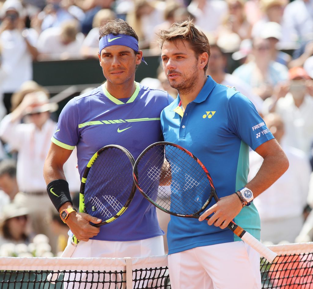 Lo spagnolo Rafael Nadal e lo svizzero Stan Wawrinka posano per i fotografi prima della finale del Torneo di tennis del Roland Garros, Parigi