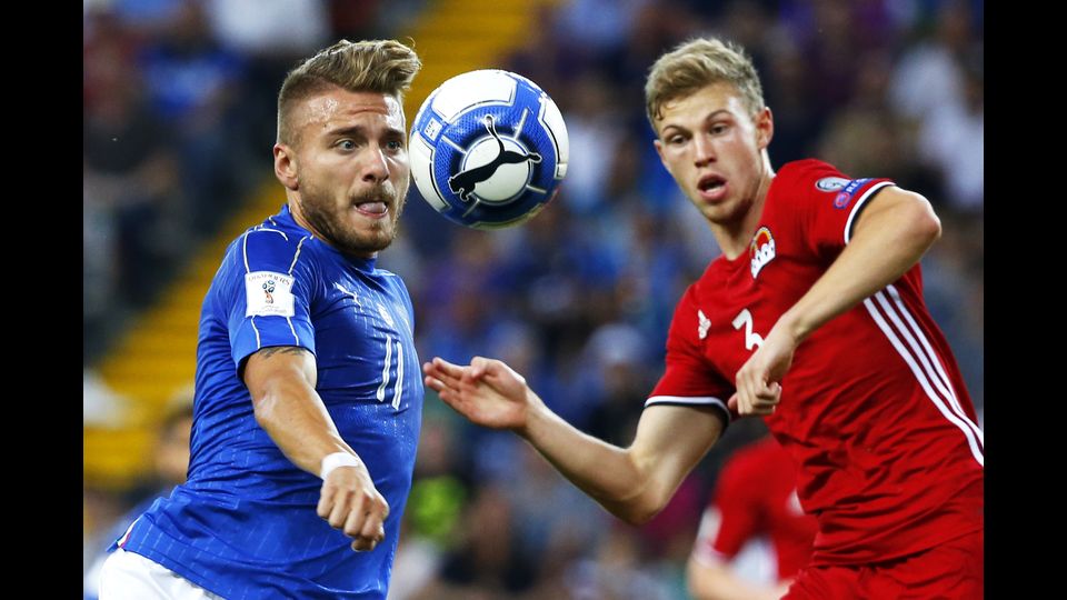 &nbsp; Ciro Immobile e &nbsp;il difensore del Liechtenstein Maximilian Goppel si contendono la palla (Afp)