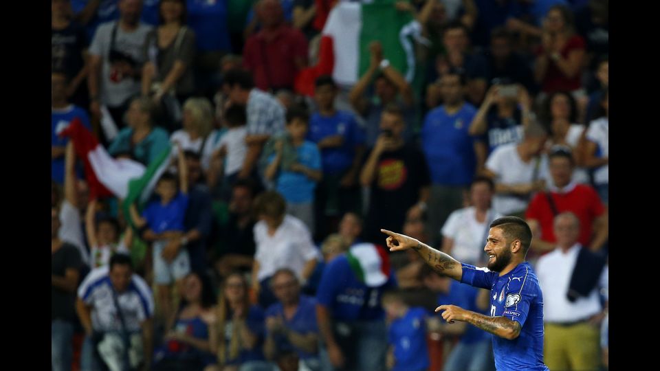 &nbsp;Lorenzo Insigne festeggia con i tifosi il suo gol contro il Liechtenstein (Afp)