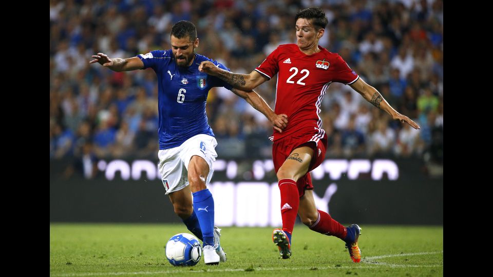 &nbsp;Antonio Candreva e&nbsp;Yanik Frick si contendono il possesso della palla (Afp)&nbsp;